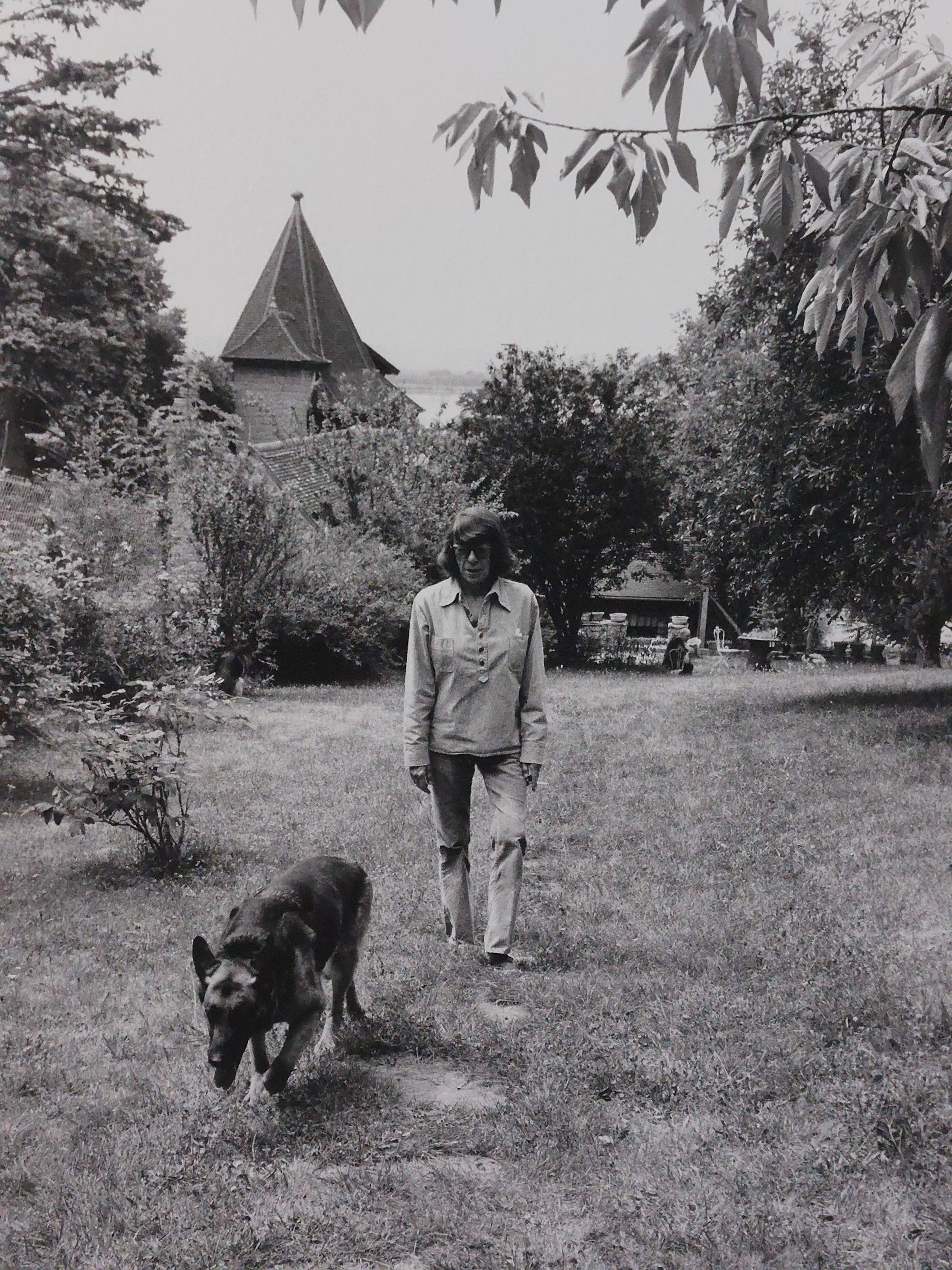 Joan Mitchell dans le jardin de sa maison de Vétheuil